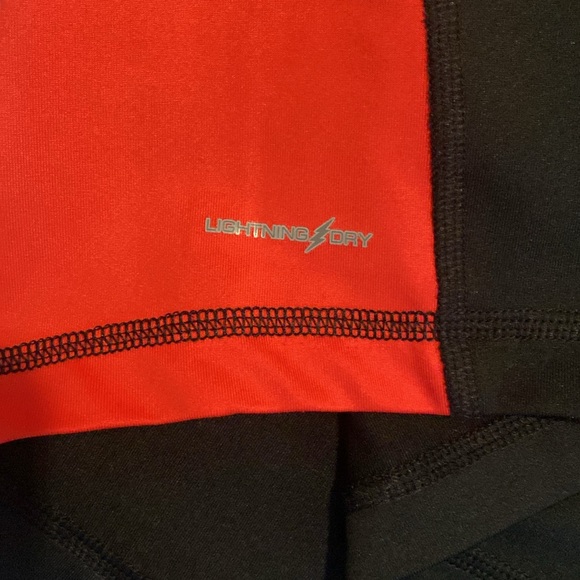 Men’s New Balance lightning dry black & red 1/4 zip reflective running shirt - Picture 6 of 8